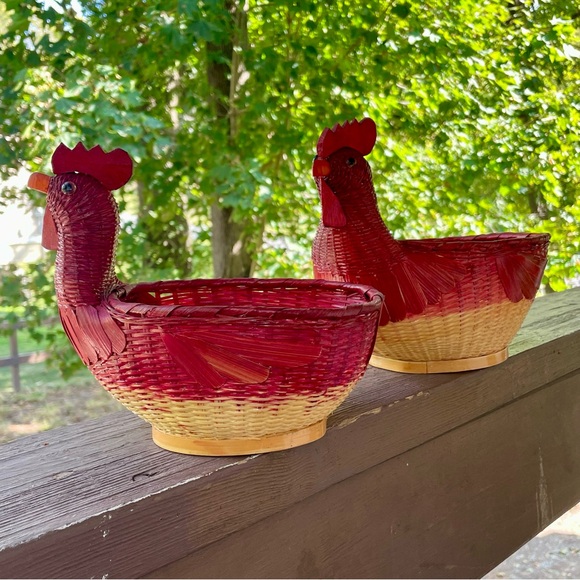 Vintage Pair Nesting Woven Wicker Rooster Hens Chicken Farmhouse Baskets Folky - Picture 1 of 7